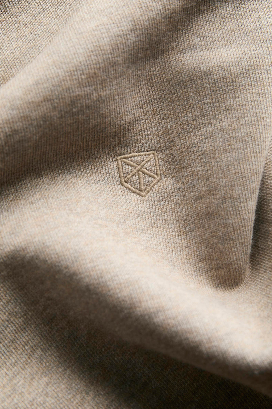 Beige sweatshirt van PREMIUM by JACK & JONES, gebreide textuur met een klein discreet logo op de borst.