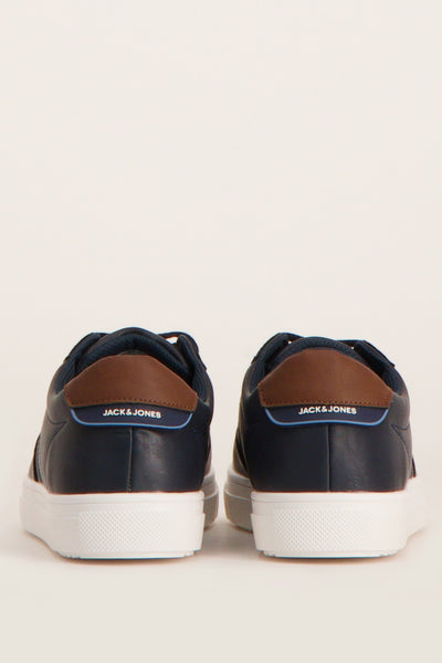 Baskets bleues de ACCESSORIES BY JACK & JONES, détail en cuir marron au talon, semelle blanche texturée.