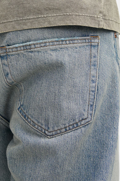 Wijde spijkerbroek in lichtblauw denim van JACK & JONES JEANS INTELLIGENCE, detail met achterzak.