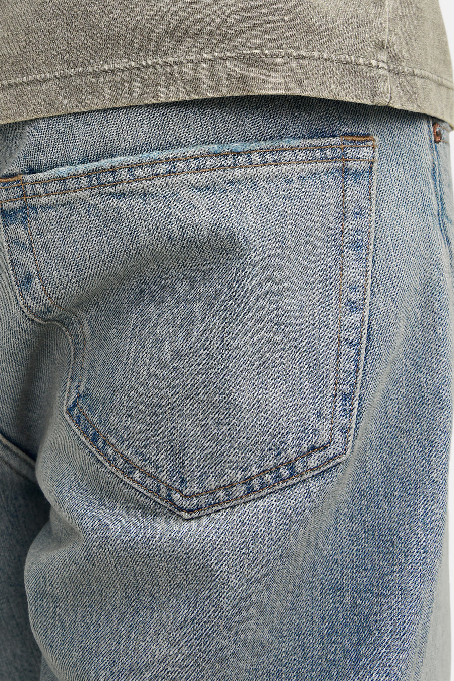 Wijde spijkerbroek in lichtblauw denim van JACK & JONES JEANS INTELLIGENCE, detail met achterzak.
