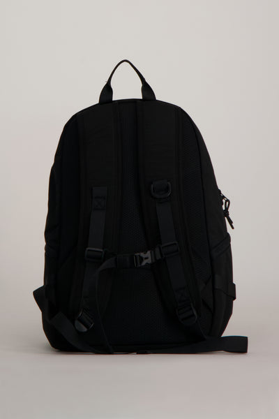 Sac à dos noir de ACCESSORIES BY JACK & JONES, vue arrière avec bretelles réglables et boucle de ceinture.