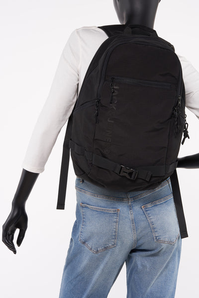 Zwarte rugzak van ACCESSORIES BY JACK & JONES, gedragen met een lichtblauwe jeans en een wit T-shirt, achtergezicht.