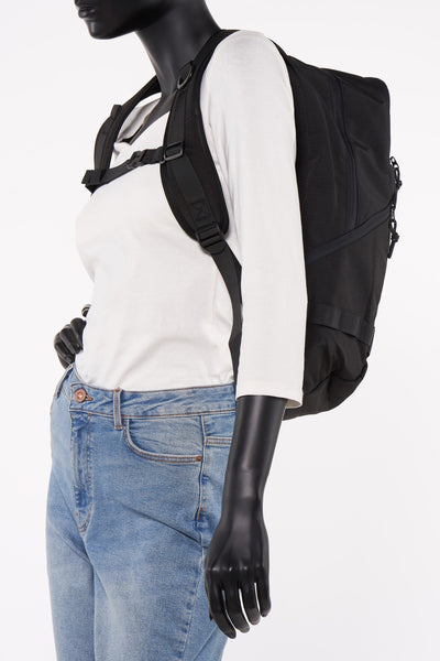 Zwarte rugzak, van ACCESSORIES BY JACK & JONES, gedragen met een blauwe jeans en een wit driekwart mouwen top.