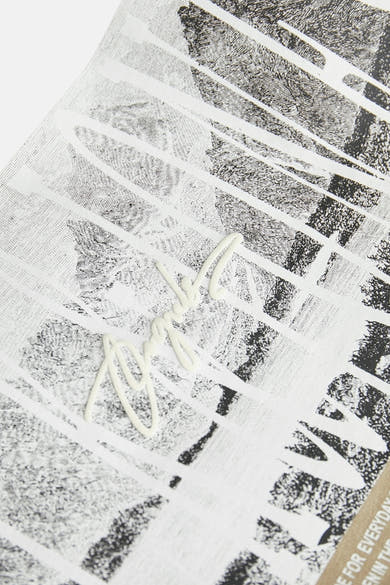 T-shirt à manches courtes argenté d'ORIGINALS BY JACK & JONES, motif abstrait noir et blanc, lettrage blanc texturé.
