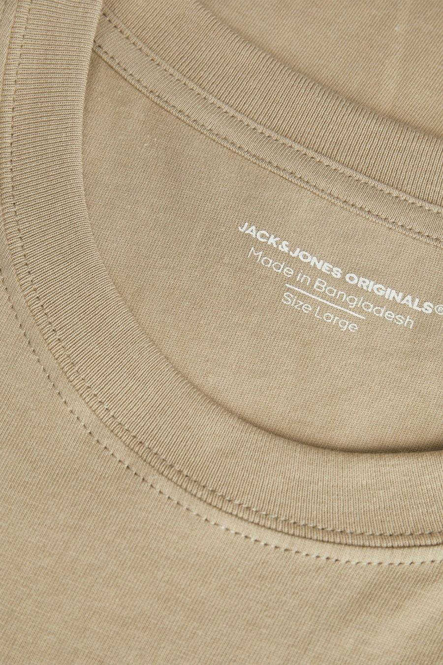 T-shirt à manches courtes argenté de Originals by JACK & JONES, avec étiquette de taille en gros plan.