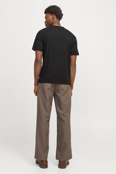T-shirt à manches courtes noir de JACK & JONES, porté avec un pantalon marron et des chaussures marron à semelles épaisses.