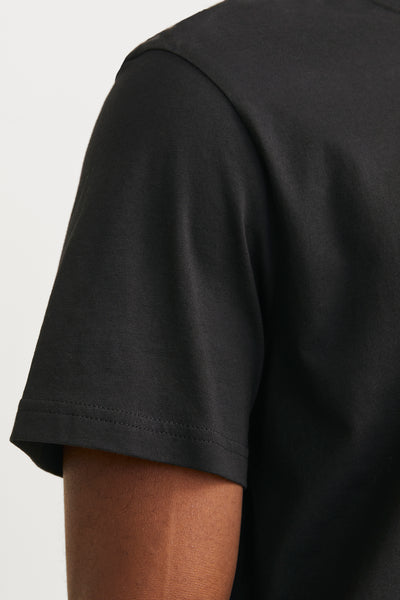 Zwart T-shirt met korte mouwen van JACK & JONES, met detail van de mouw en schouder.