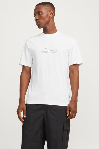 T-shirt à manches courtes blanc de Jack & Jones, avec un imprimé logo graphique, porté avec un short cargo noir.