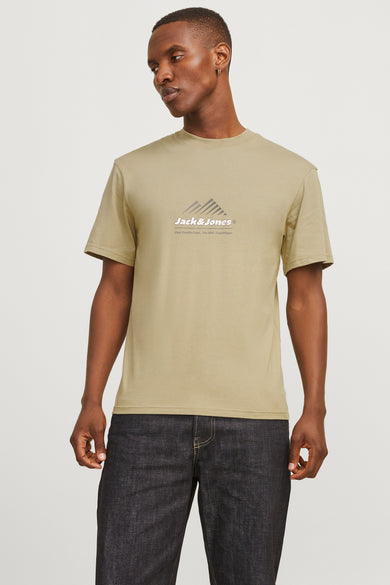 T-shirt à manches courtes argenté de JACK & JONES, avec motif graphique sur le devant, porté avec un jean foncé.
