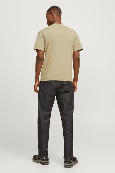 T-shirt argenté à manches courtes de JACK & JONES, porté avec un jean noir et des baskets.