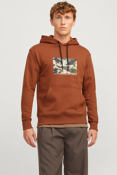 Sweat à capuche brun par ORIGINALS BY JACK & JONES, avec motif imprimé sur le devant, porté avec un pantalon marron.
