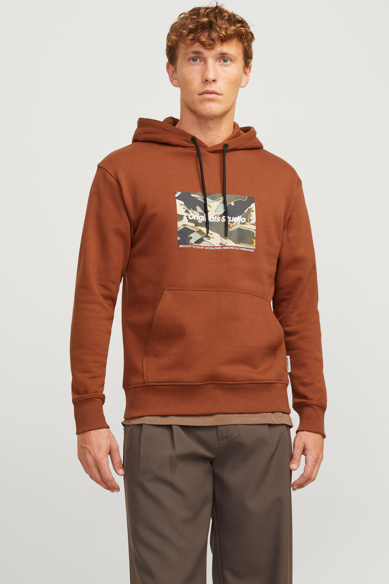 Sweat à capuche brun par ORIGINALS BY JACK & JONES, avec motif imprimé sur le devant, porté avec un pantalon marron.
