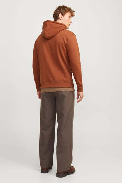 Sweat à capuche marron de ORIGINALS BY JACK & JONES, porté avec un pantalon marron et des chaussures en cuir.