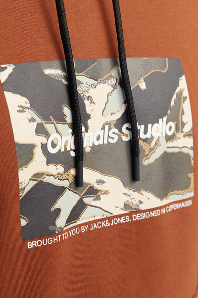 Sweat à capuche marron par ORIGINALS BY JACK & JONES avec cordon noir et motif camouflage sur l'imprimé.