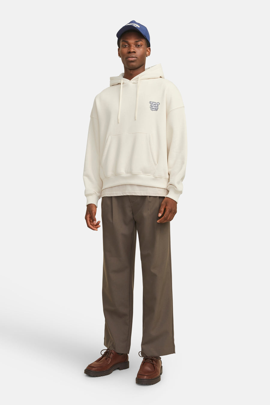 Gebroken witte hoodie van ORIGINALS BY JACK & JONES, met marineblauwe opdruk en bruine broek.
