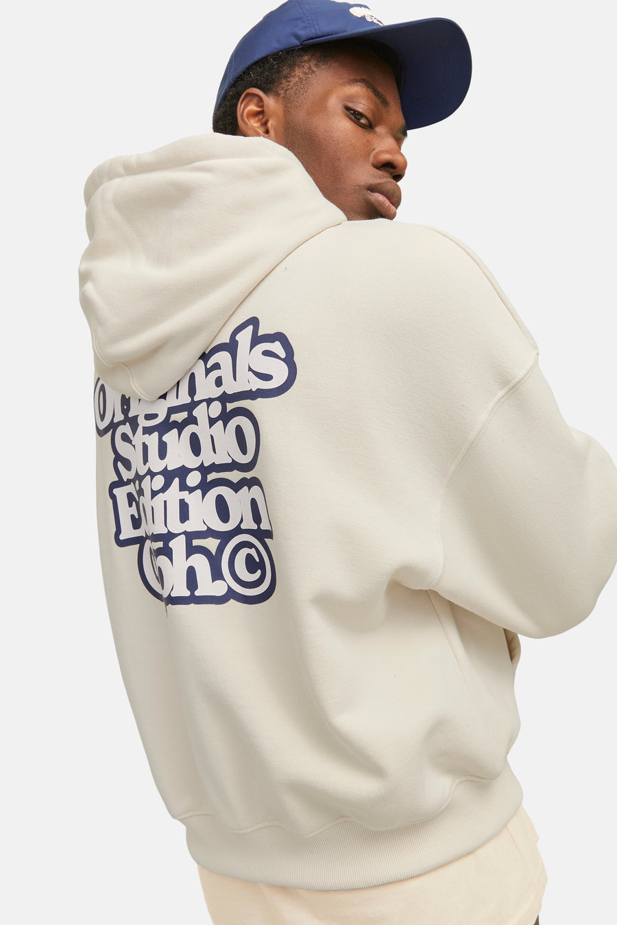Gebroken wit hoodie Originals by JACK & JONES, met print op de rug en marineblauwe capuchon.