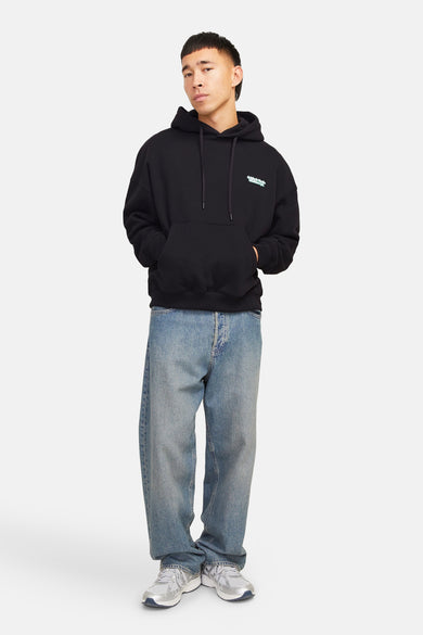 Zwembroek met capuchon door ORIGINALS BY JACK & JONES, met een strakke band en een kangouroupocket, gedragen met een breed jeans en sneakers.