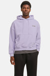 Paarse hoodie van ORIGINALS BY JACK & JONES, met kangoeroezak en geborduurd logo, gedragen over een grijs T-shirt en een zwarte broek.