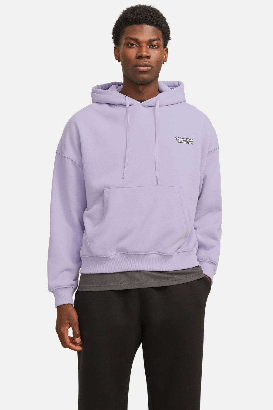 Paarse hoodie van ORIGINALS BY JACK & JONES, met kangoeroezak en geborduurd logo, gedragen over een grijs T-shirt en een zwarte broek.