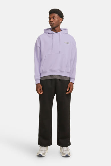 Sweat à capuche violet by ORIGINALS BY JACK & JONES, avec poche kangourou et logo brodé, porté sur un t-shirt gris et un pantalon noir.