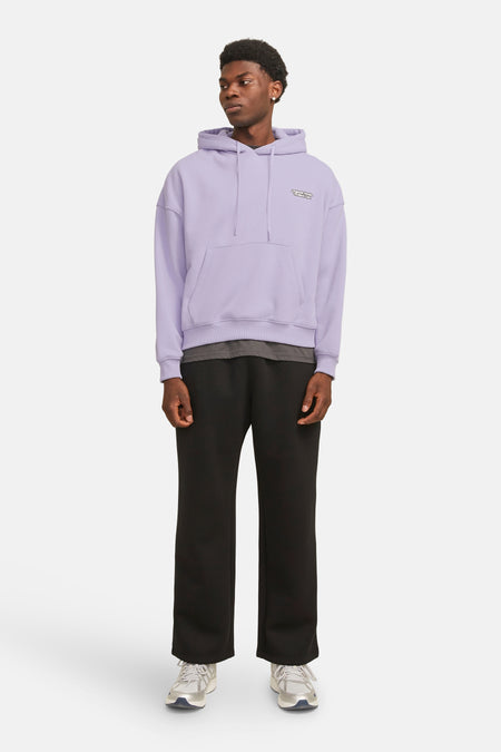 Sweat à capuche violet by ORIGINALS BY JACK & JONES, avec poche kangourou et logo brodé, porté sur un t-shirt gris et un pantalon noir.