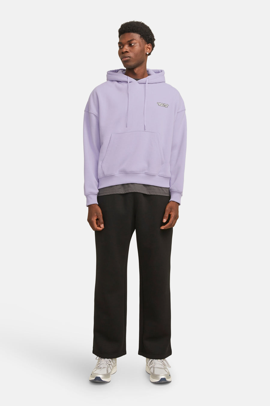 Sweat à capuche violet by ORIGINALS BY JACK & JONES, avec poche kangourou et logo brodé, porté sur un t-shirt gris et un pantalon noir.