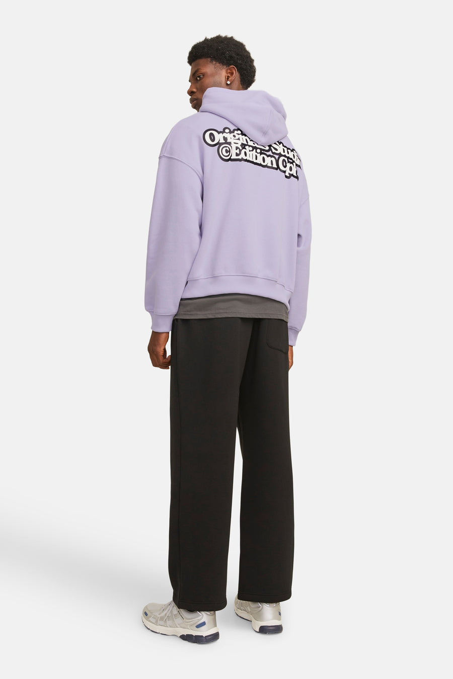 Paarse hoodie van ORIGINALS BY JACK & JONES, met print op de rug, gedragen met een zwarte broek.
