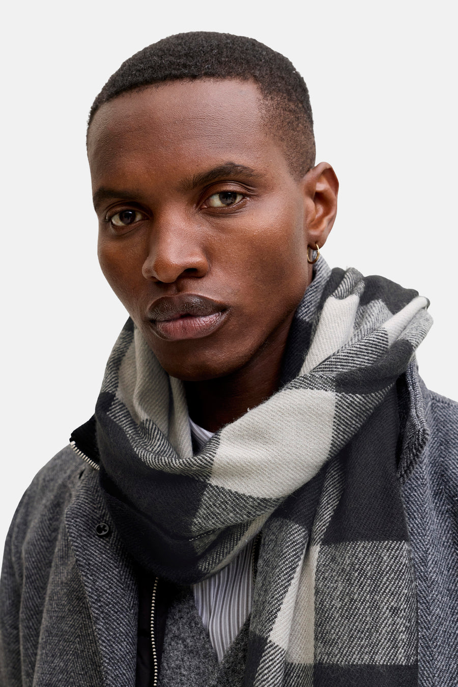 Écharpe noire par ACCESSORIES BY JACK & JONES, motif à carreaux gris et blancs, texture laineuse.