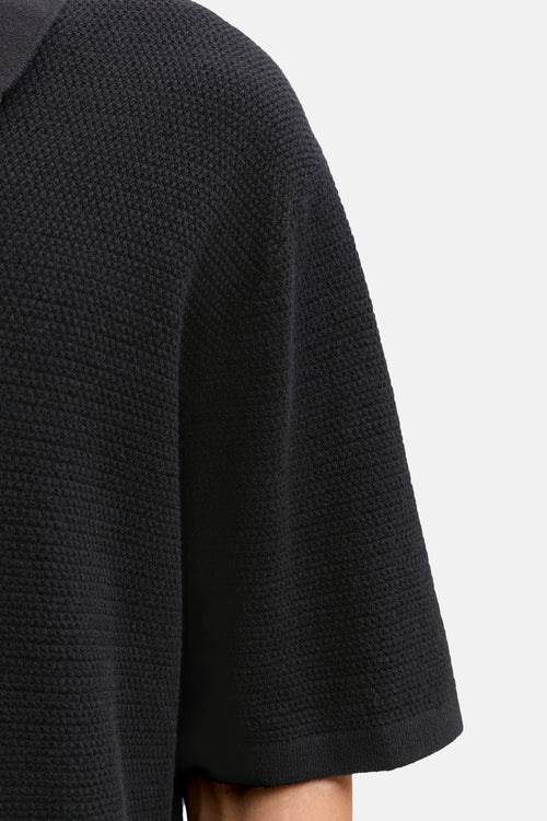 Zwarte trui van JACK & JONES, met een kenmerkende wafelstructuur en een relaxte pasvorm.