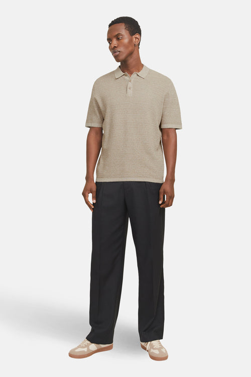 Pull beige JACK & JONES, à manches courtes, porté avec un pantalon noir et des baskets beiges.