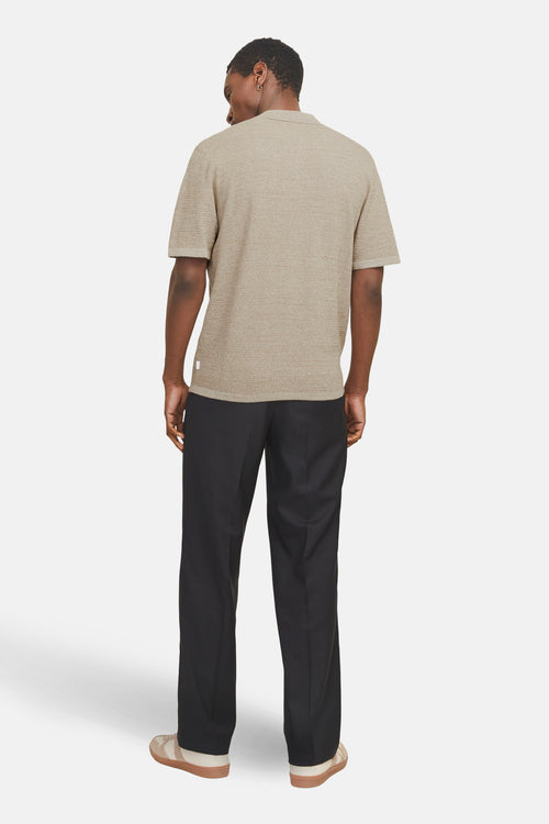 Beige textuur gebreide trui van JACK & JONES, achterkant, gedragen met een zwarte broek en lichte schoenen.