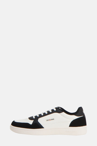 Zwarte sneakers van ACCESSORIES BY JACK & JONES met witte details, zijaanzicht.