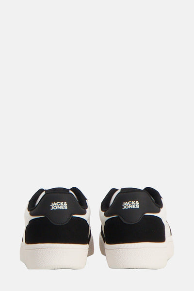 Zwarte sneakers van ACCESSORIES BY JACK & JONES, achterkant, met een hielstuk met het merklogo.