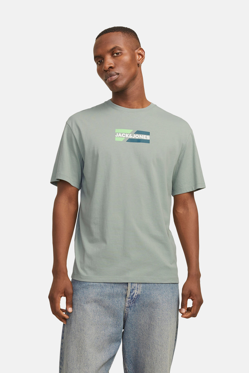 T-shirt met JACK & JONES vert Jack Jack J, en enjeen en jeans en broen.