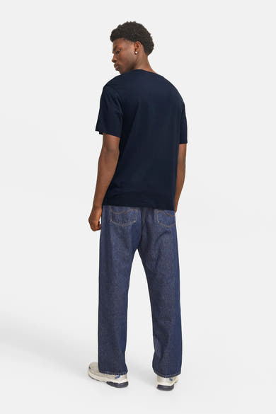 Blauw T-shirt met korte mouwen van JACK & JONES, gedragen met een wijde jeans en sportschoenen, achtergezicht.