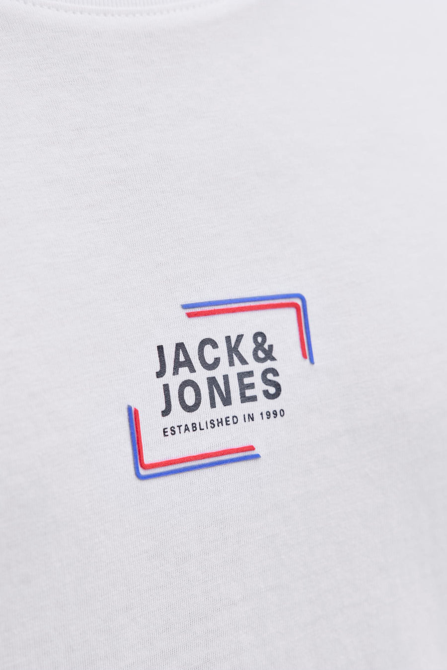 T-shirt blanc à manches courtes de JACK & JONES, avec logo encadré bicolore sur la poitrine.

