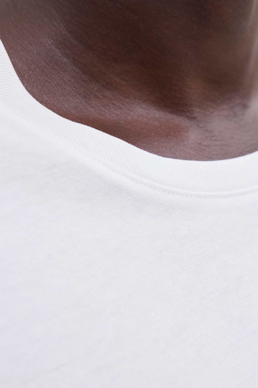 T-shirt blanc à manches courtes de JACK & JONES, avec encolure ras du cou côtelée.