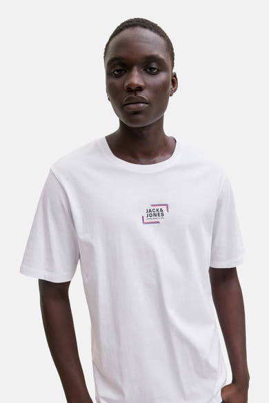 T-shirt blanc à manches courtes de JACK & JONES, avec un logo discret sur la poitrine.