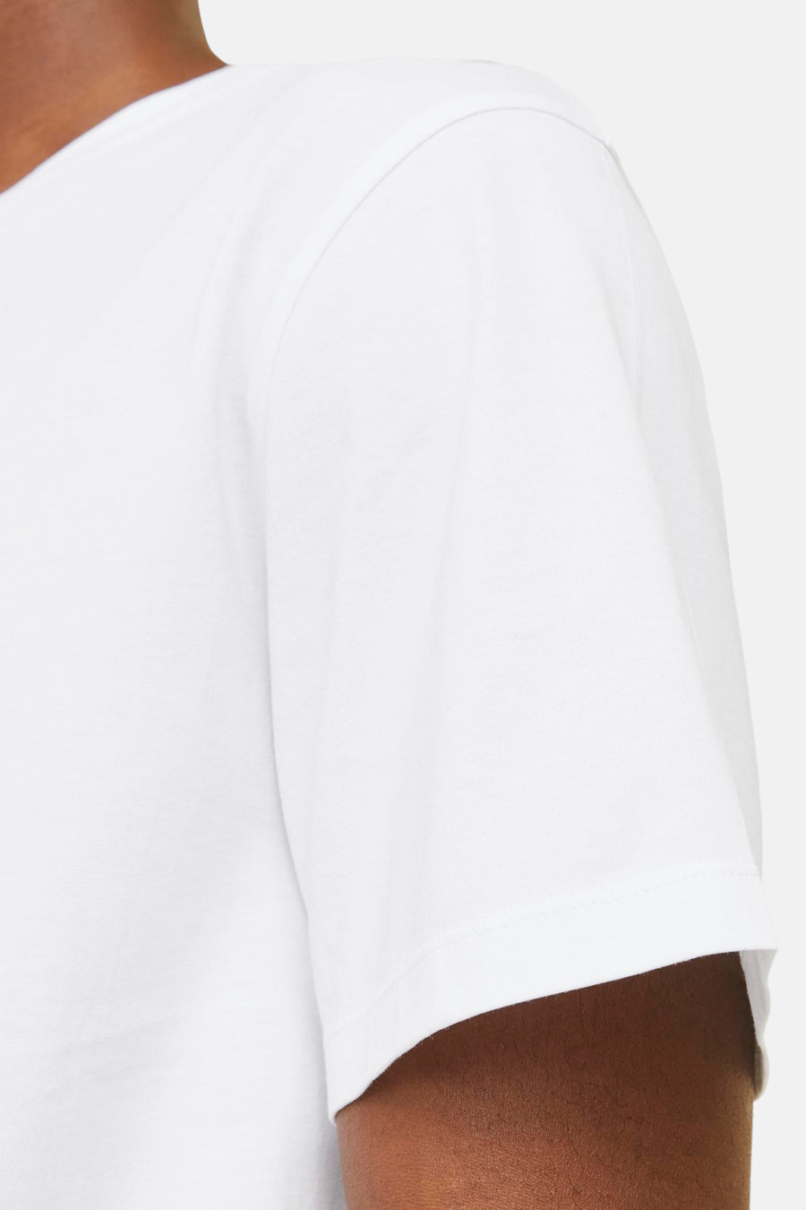 T-shirt blanc à manches courtes de JACK & JONES, présentant une texture lisse et un ourlet simple.