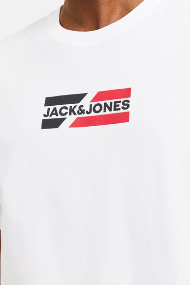 T-shirt blanc à manches courtes de JACK & JONES avec un logo imprimé sur le devant.