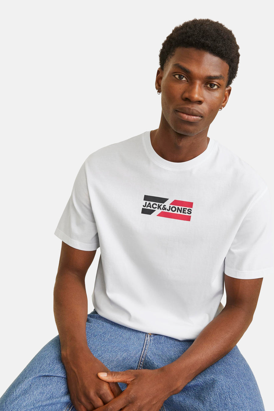 T-shirt blanc à manches courtes de JACK & JONES, porté avec un jean bleu.