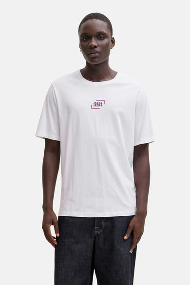 T-shirt blanc à manches courtes de JACK & JONES, avec un petit logo carré sur la poitrine.