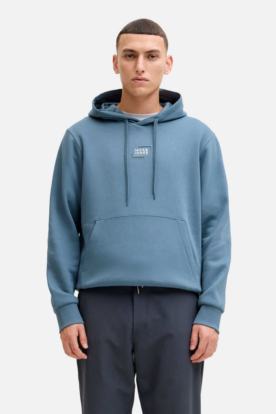 Sweat à capuche bleu de JACK & JONES avec cordon de serrage et poche kangourou.