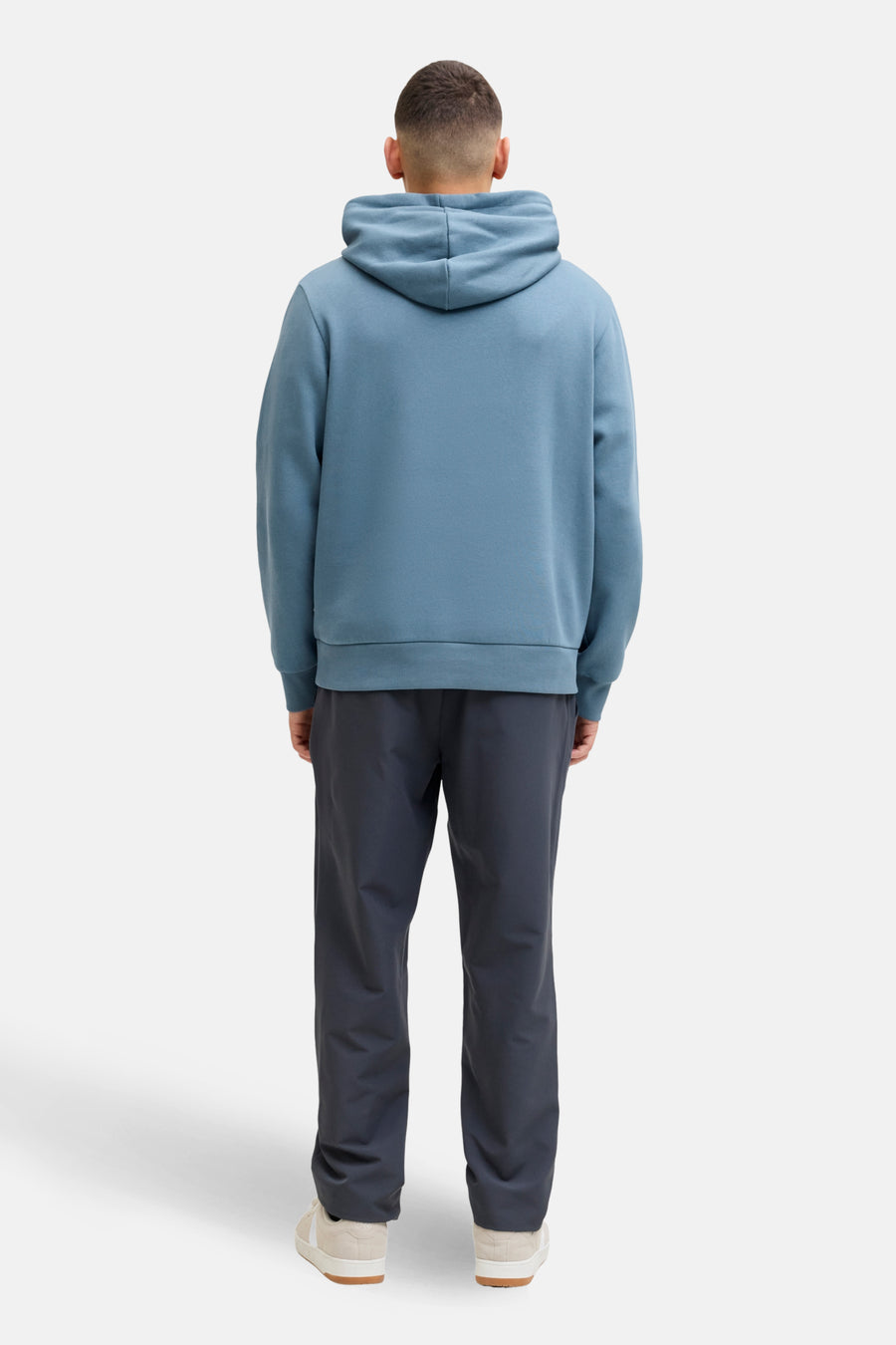 Sweat à capuche bleu de JACK & JONES, avec capuche et manches longues, vue de dos.