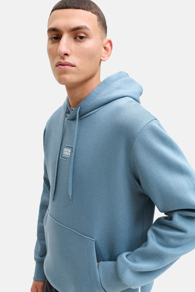 Sweat à capuche bleu de JACK & JONES, avec cordon de serrage et poche kangourou.