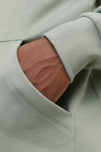 Groene hoodie van JACK & JONES, met geribbelde textuur bij de pols en een kangoeroezak.