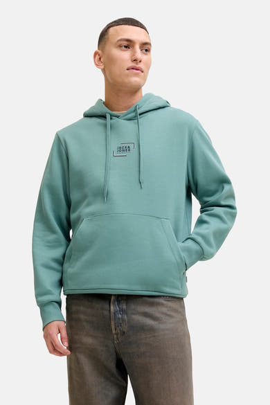 Blauwe hoodie van JACK & JONES, met kangoeroezak en trekkoorden.