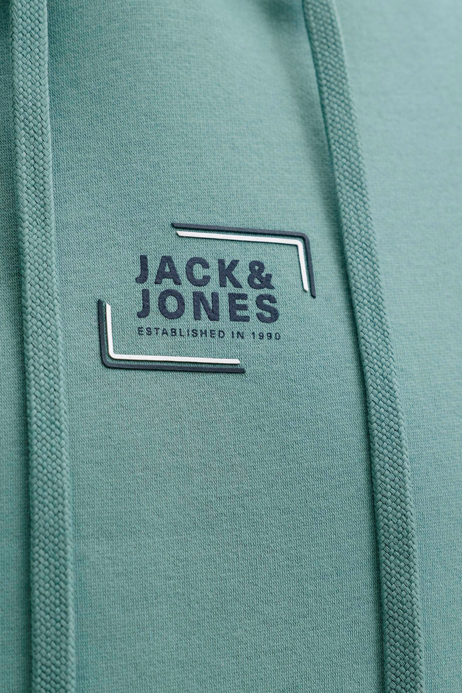 Blauwe hoodie van JACK & JONES met trekkoord en opdruk.