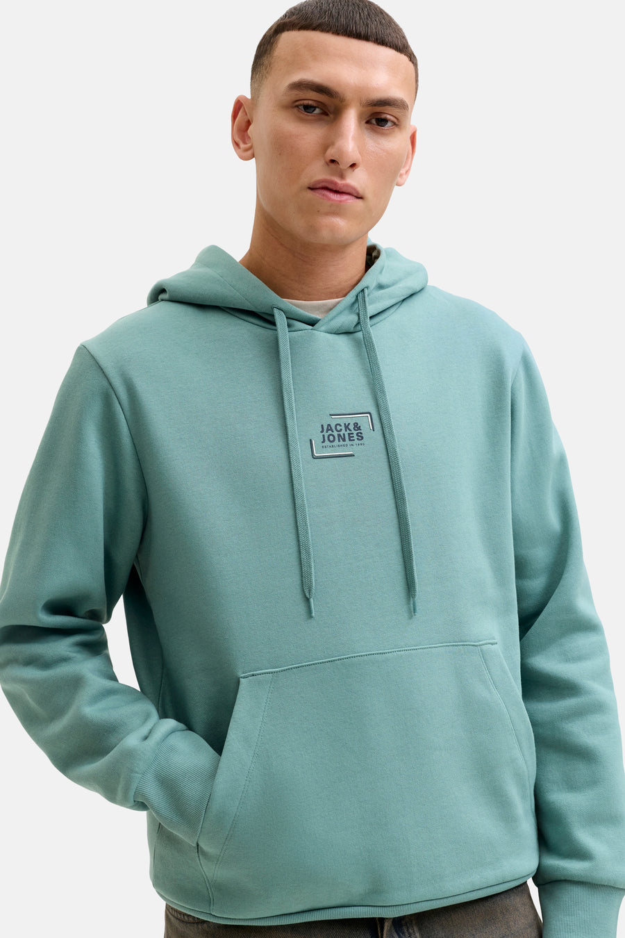 Blauwe hoodie van JACK & JONES, met trekkoord en kangoeroezak.