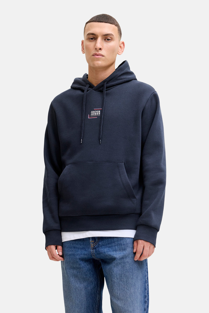 Sweat à capuche bleu de JACK & JONES, avec cordon de serrage et poche kangourou, porté sur un t-shirt blanc et un jean bleu.
